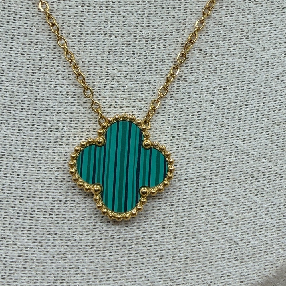 Elegant Gold and Green Clover Jewelry Set - Picture 2 of 2